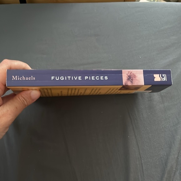 Fugitive Pieces by Anne Michaels, almost like new - Picture 7 of 9